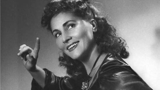 Do svého divadla ji Burian nevzal, později ho zfackovala před kamerou. Marie Glázrová zemřela nešťastná a zapomenutá