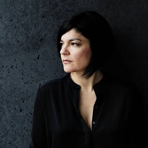 Schauspielerin und Sängerin Jasmin Tabatabai schaut zur Seite. | "Nibelungen vor dem Wormser Dom zu spielen: Das ist weltweit einmalig!" (Foto: Agentur Players)