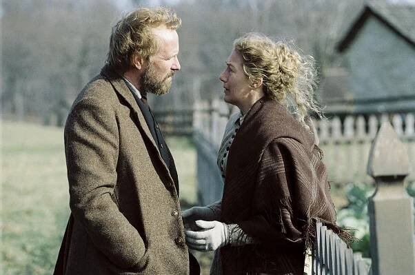 Vesnice - Z filmu - William Hurt, Jayne Atkinson