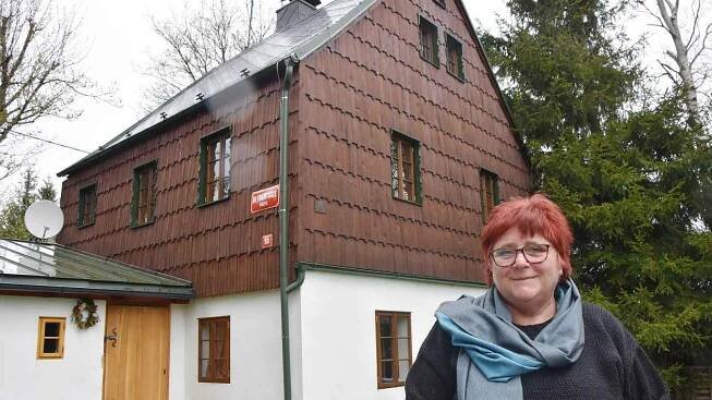 Eva Francová před dvě stě let starým, domem, který spolu se svým manželem Zdeňkem Francem zrekonstruovala.