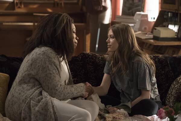 The Village - Couldn't Not Love You - Z filmu - Lorraine Toussaint, Grace Van Dien