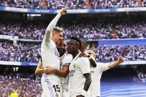 Real – Barcelona 3:1. Bílý balet vyhrál úvodní El Clásico sezony a je novým lídrem