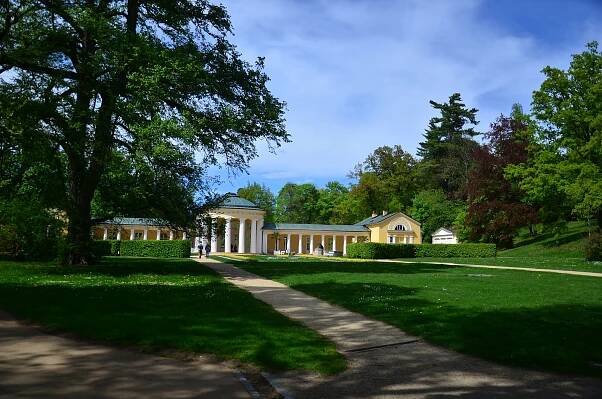 Německý výtvarník oživuje park u Rudolfova pramene. Mariánky lákají na umění