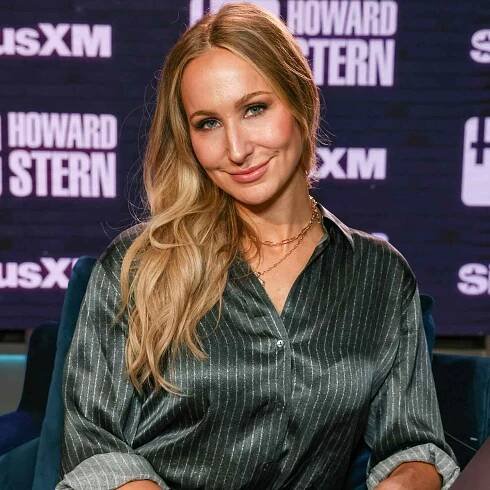 Nikki Glaser visits SiriusXM's 'The Howard Stern Show' at SiriusXM Studios on January 06, 2025 in Los 