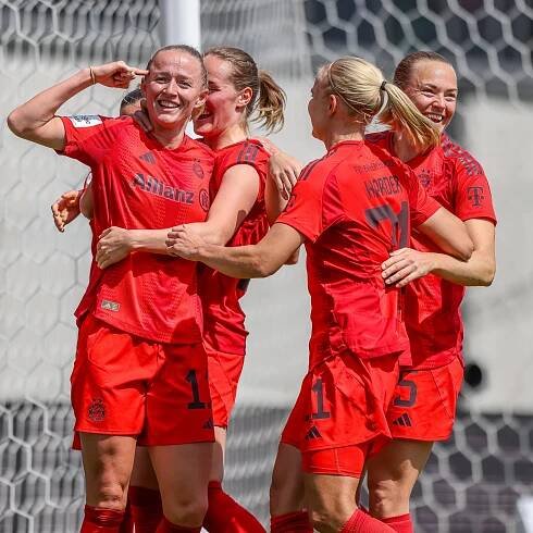 Münchens Torschützin Lea Schüller jubelt mit dem Team zum 1:0 gegen Freiburg am 27.04.2025.