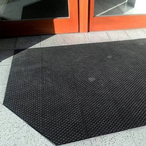 Černá plastová čistící vstupní rohož (dlaždice) Helix Z1 - délka 22,9 cm, šířka 30,5 cm a - Venkovní rohože : ARBO.cz