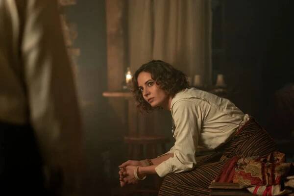 Antonia Desplat as Beatrice Hastings