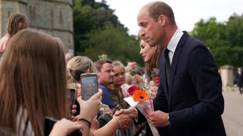 Dám ho Georgeovi: Moment, kdy holčička předá princi Williamovi medvídka Paddingtona, dojímá Brity - Super.cz