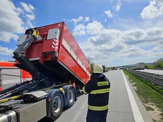 Dálnice D2: Únik síry a pak hned vážná nehoda. Tři lidé jsou mrtví