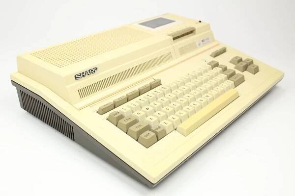 Z-leveho-boku-Sharp-MZ-800