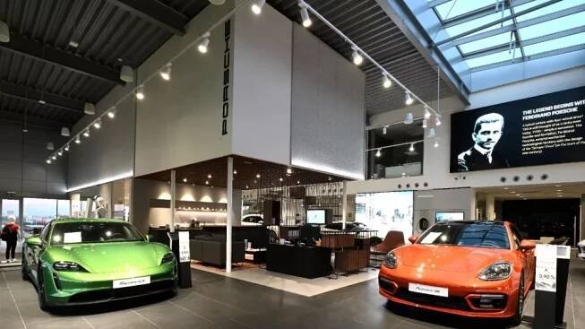Prémiové sportovní vozy Porsche v záři inovativních reflektorů Zumtobel