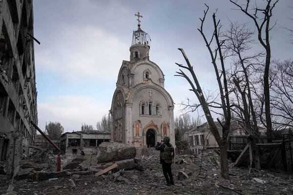 Officials in Mariupol Struggle to Account for the Dead