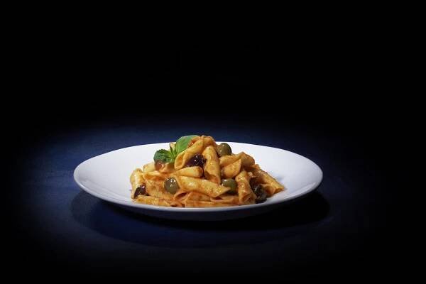 Garganelli pasta with roasted cherry tomatoes and olives - Delita