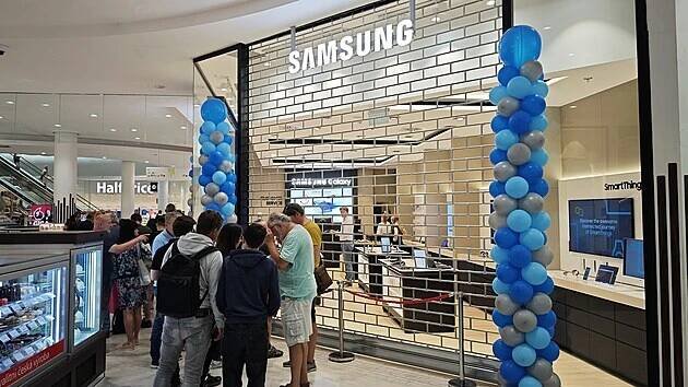 Slavnostní otevření zrekonstruované značkové prodejny Samsung v pražském obchodním centru Smíchov