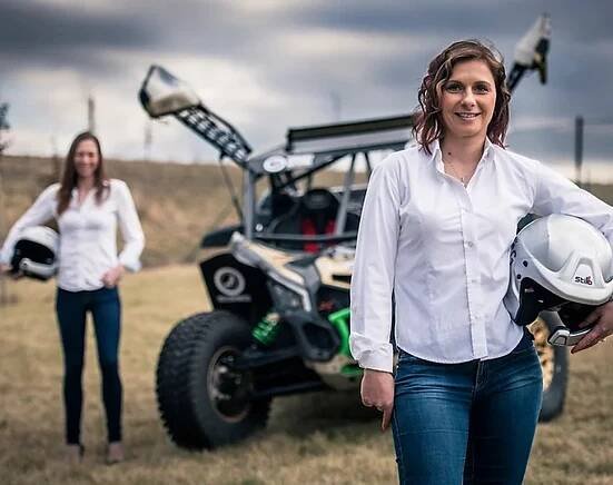 Podpatky na plynu. Chtějí být první ženskou posádkou na Rallye Dakar z Česka