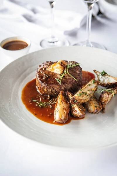 Steak ze svíčkové s pečenými topinambury a pepřovou omáčkou