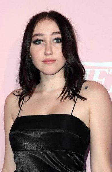 Podaří se jí vystoupit ze stínu slavnější sestry? Sedmnáctiletá Noah Cyrus si říká o pozornost