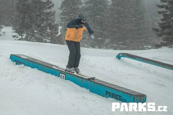 Reporty z kempů - návrhy snowparků a výroba snowboardových překážek