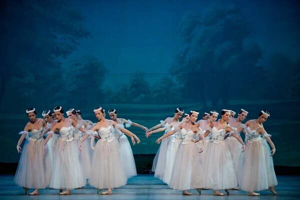 Baletní představení Giselle velkolepého uměleckého souboru z Petrohradu