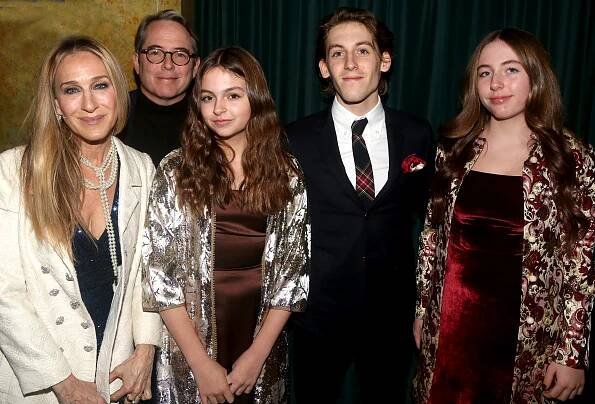 Sarah Jessica Parker slaví 60 a inspiruje nejen v módě! Odmítá si barvit šediny a není žádná feministka
