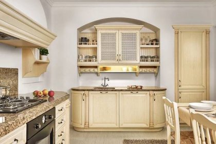 Praktické podvěsné police, stylové kořenky a malebné úchytky jenž dotváří vzhled kuchyně.
