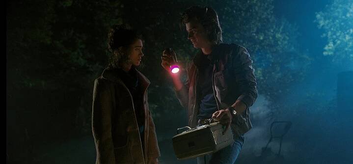 Stranger Things - Kapitola devátá: Brána - Z filmu - Natalia Dyer, Joe Keery