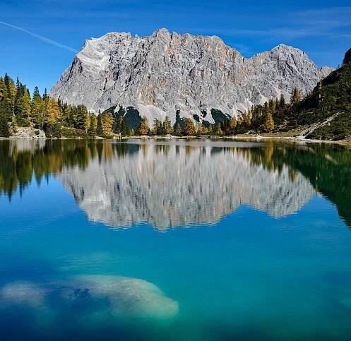 Seebensee im Spätsommer mit Blick auf kargen Berg.