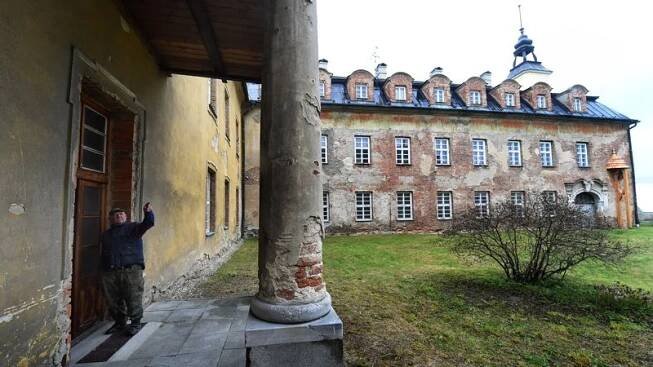 Zámek Hošťálkovy majitelé postupně opravují, chystá se na turisty