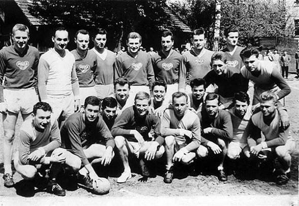 Házenkáři Dukly z roku 1961 (Havlík je v pokleku pátý zleva)