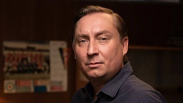 Robert Mikluš v seriálu Devadesátky (2022)