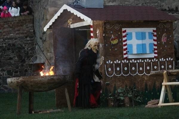 VIDEO: Krampusové obsadili hrad ve Švihově. Jejich show přilákala stovky lidí