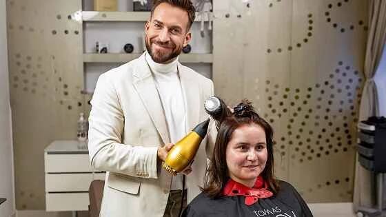 Překonal devět operací nohou. Teď patří Tomáš Arsov mezi nejúspěšnější kadeřníky.