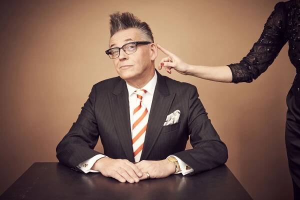 Götz Alsmann gastiert mit der Jazzschlager-Revue „L.I.E.B.E.“ und Begleitmusikern am Samstag, 19.30 Uhr im König-Albert-Theater Bad Elster. Es gibt noch wenige Restkarten.