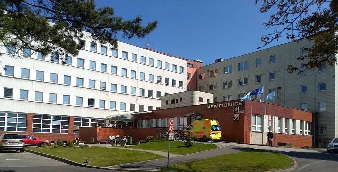Moravskoslezské nemocnice kvůli covidu opět omezují návštěvy