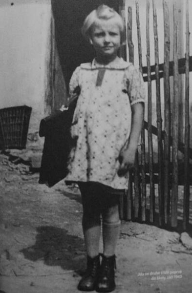 rok 1943 - druhá třída poprvé do školy