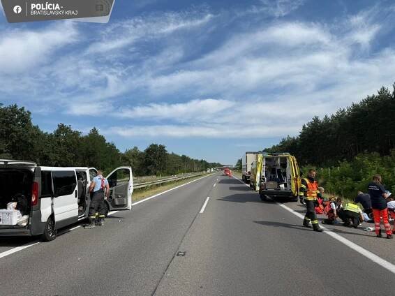 AKTUÁLNE FOTO ŤAŽKÁ NEHODA na diaľnici! Pristáva VRTUĽNÍK, cestu uzavreli: Tvoria sa obrovské kolóny | Regióny.sk