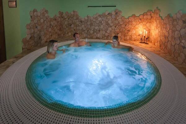 Saunový ráj Holice - klasické sauny, parní kabiny i relaxační vířivka