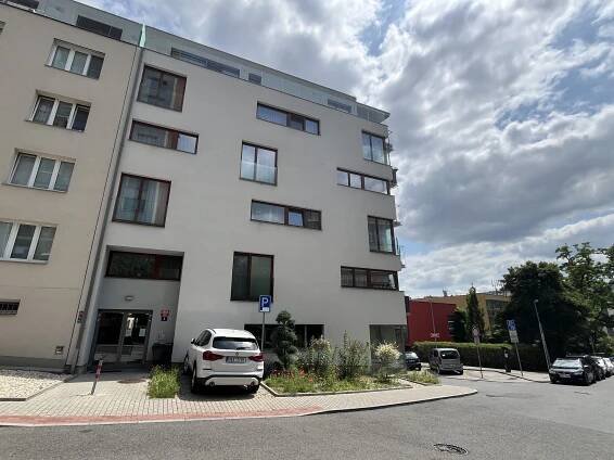 Pronájem prostorného 3+kk,104 m2 s balkonem a možností parkování, Praha 6, Břevnov | REDOT