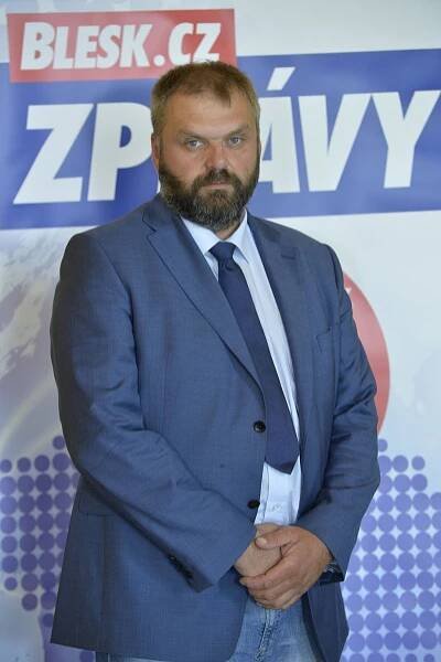 Do Senátu se dostala sněmovní stálice, nejzkušenější senátor naopak končí. Podívejte se na seznam podle obvodů