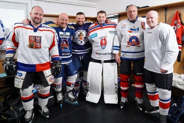 Jiří Šlégr, Pavel Nečas, Tomáš Ujfaluši, Pavel Kuka, David Suchařípa - Šatna - Z filmu