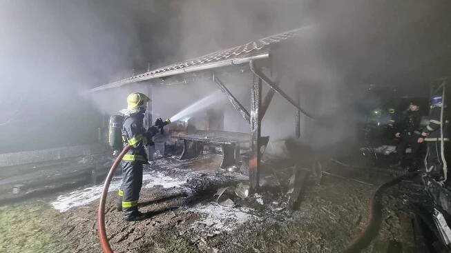 Hasiči zasahovali u požáru pergoly v Novém Strašecí. Požár...