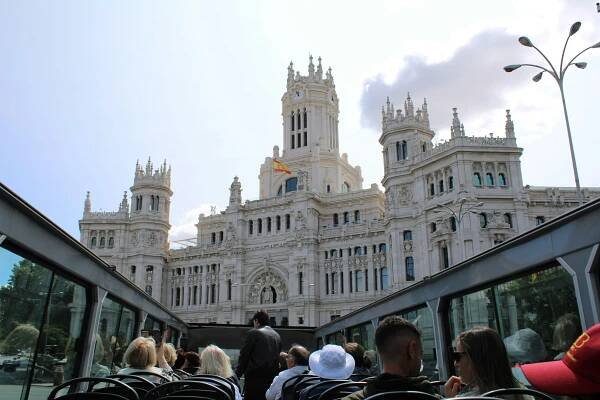 Pohled z horní paluby paláce Cybele v Madridu na palubě autobusu Big Bus Tour