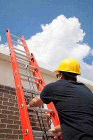 Stáhnout - Stavební dělník, lezení po žebříku na střechu. — Stock obrázek