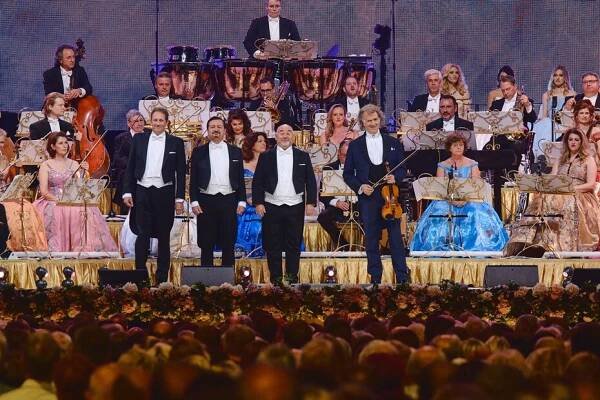 NAŽIVO: Od Strausse po Jacksona. Král valčíků André Rieu znovu dobyl Prahu | Headliner