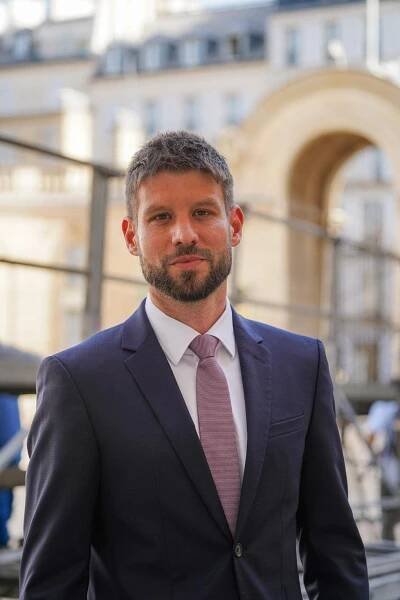 Ficův vyzyvatel tasil v kampani svou krásnou tanečnici. Žili spolu v Praze, mají malou dceru