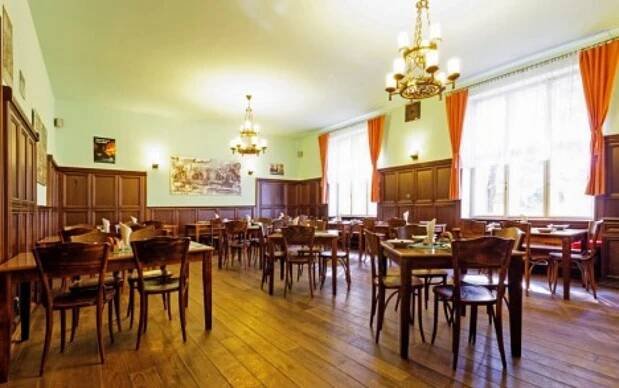 Pobyt u zámku v Hotelu Lysice *** s polopenzí a každodenním vstupem do wellness (vířivka, sauny) + láhev vína - Obrázek 2