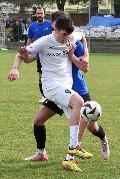 Fotbalisté Lanžhota (v bílém) porazili 3:0 Třebíč. Foto: Jaroslav Kicl
