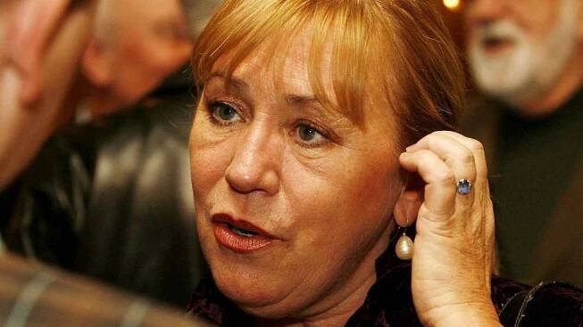 Inscenace Moucha na zdi je dílem Intimního divadla Bláhové Dáši. Herečka a principálka divadla na snímku