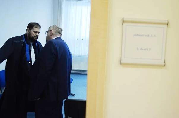 Máme pro tebe byt, práci a funkce. U soudu zazněla nahrávka z tajné schůzky