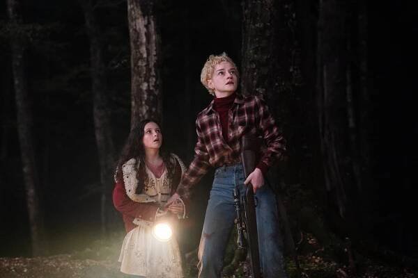 Matilda Firth, Julia Garner - Vlčí muž - Z filmu